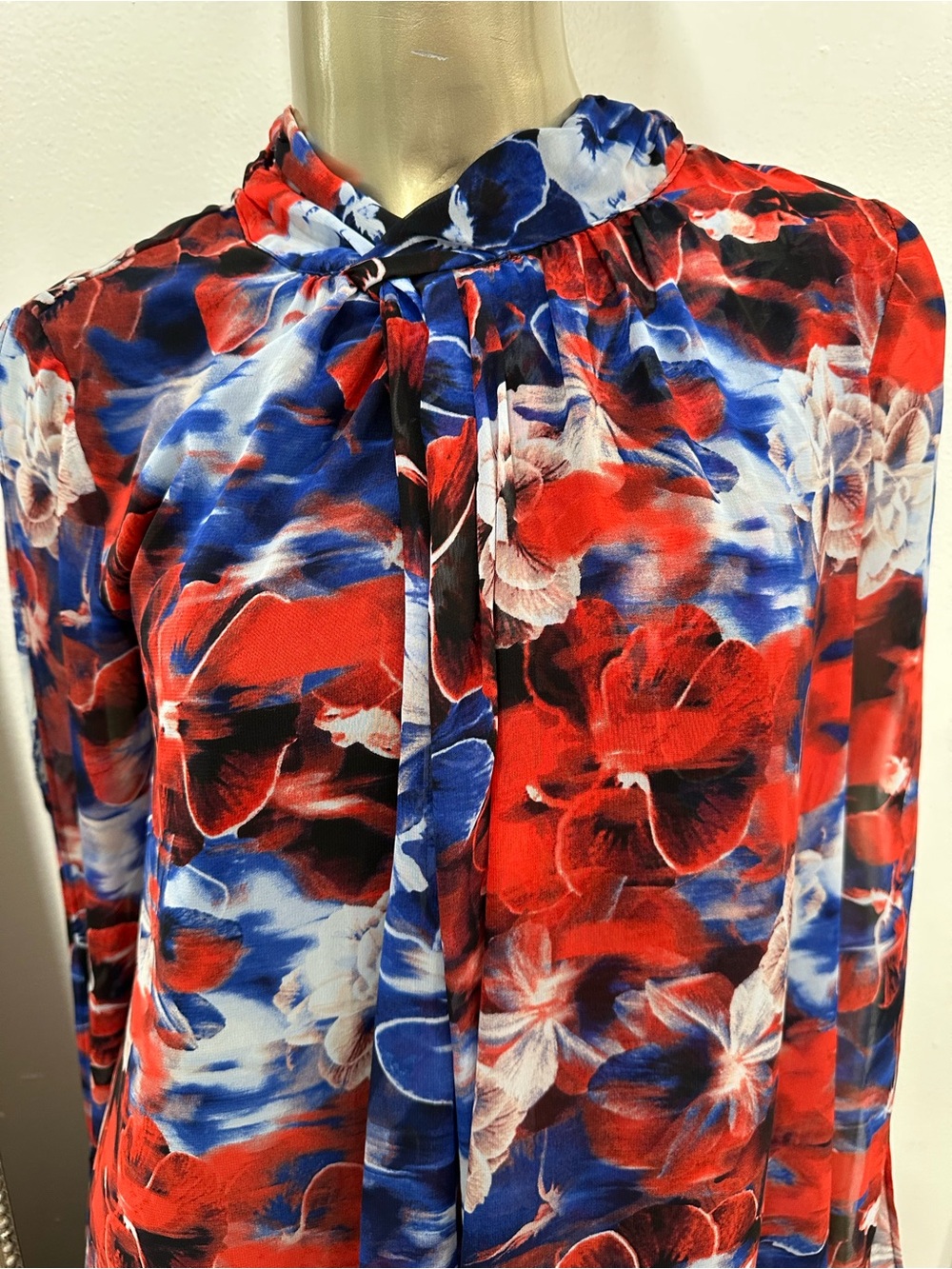Jennifer Lopez Blue & Red Floral Tie-Neck Shift Dress size 6